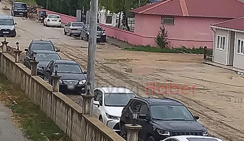 Akyazı'da çamur içindeki okul yolu tepki topladı