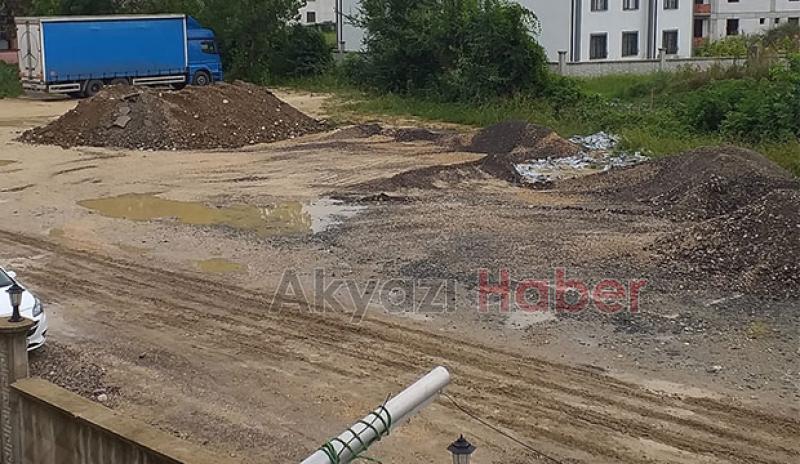 Akyazı'da çamur içindeki okul yolu tepki topladı