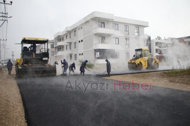 Akyazı'da asfalt çalışmaları tüm hızı ile sürüyor