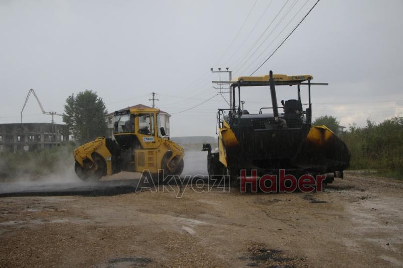 Akyazı'da asfalt çalışmaları tüm hızı ile sürüyor