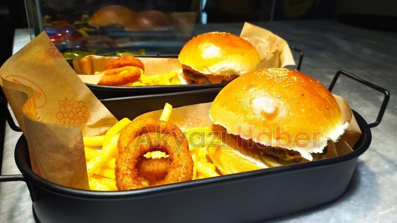 Tır Burger Akyazı'da Hizmete Başladı