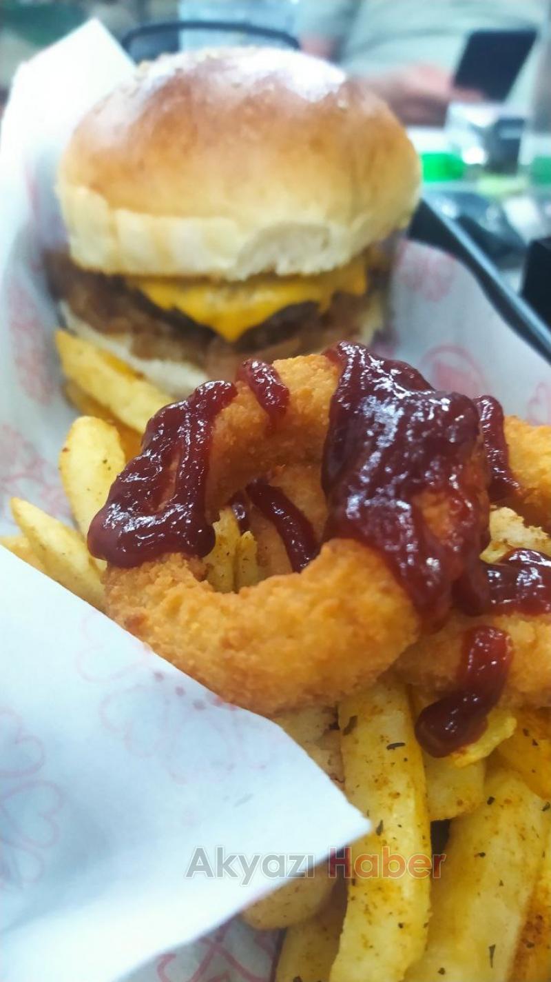 Tır Burger Akyazı'da Hizmete Başladı