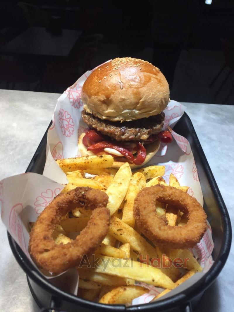 Tır Burger Akyazı'da Hizmete Başladı