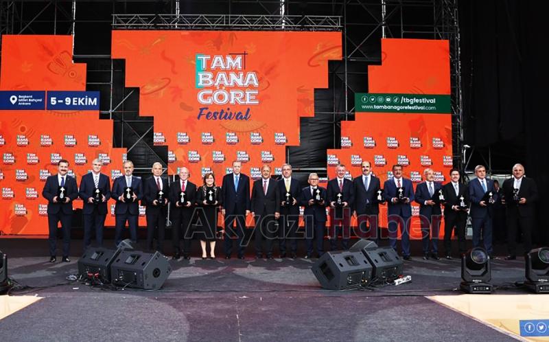 Başkan Yüce'ye ödülü Cumhurbaşkanı verdi