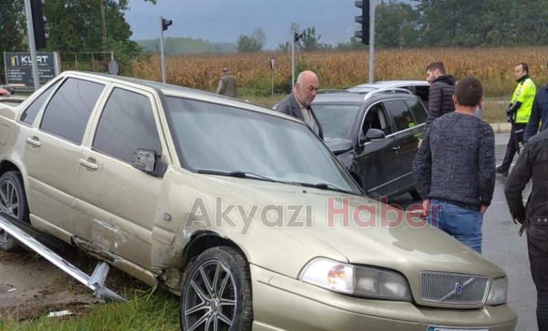 Akyazı'da otomobiller çarpıştı