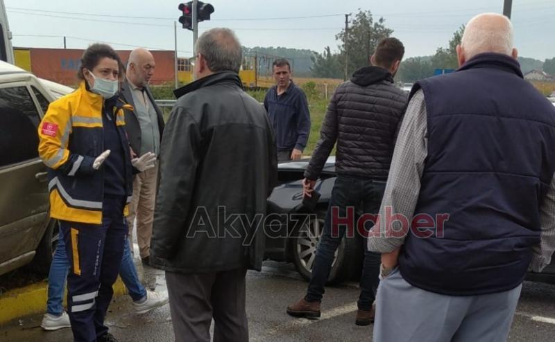 Akyazı'da otomobiller çarpıştı