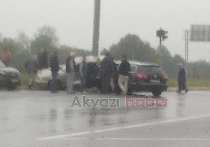 Akyazı'da otomobiller çarpıştı