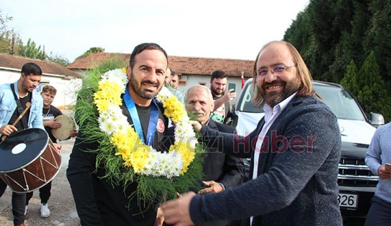 Abdulhamit Altun Akyazı 'da büyük bir coşku ile karşılanandı