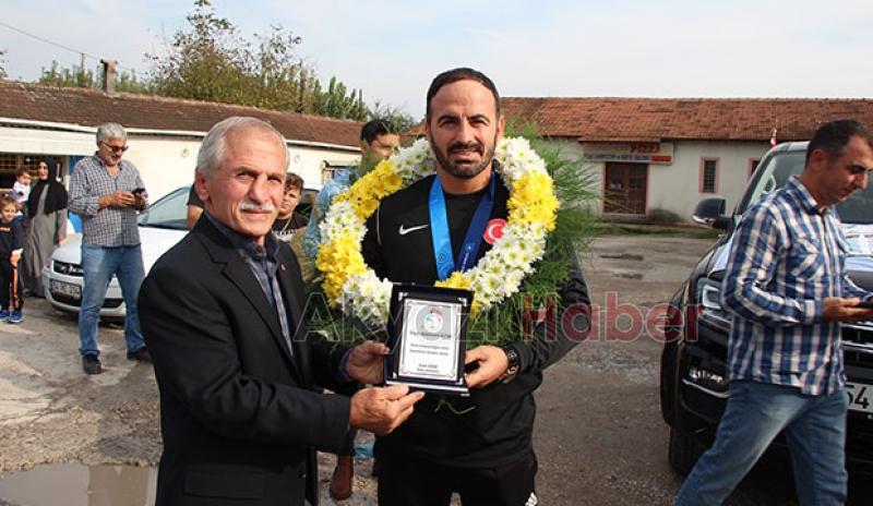 Abdulhamit Altun Akyazı 'da büyük bir coşku ile karşılanandı