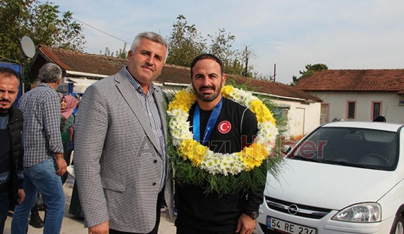 Abdulhamit Altun Akyazı 'da büyük bir coşku ile karşılanandı