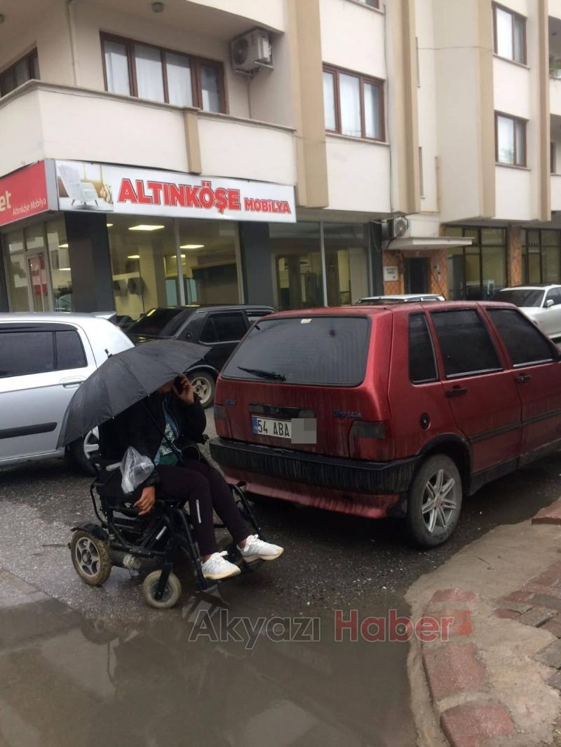Aracıyla engellilerin yolunu kapadı