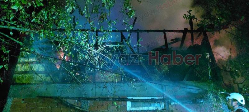 Samanlık yangında kül oldu