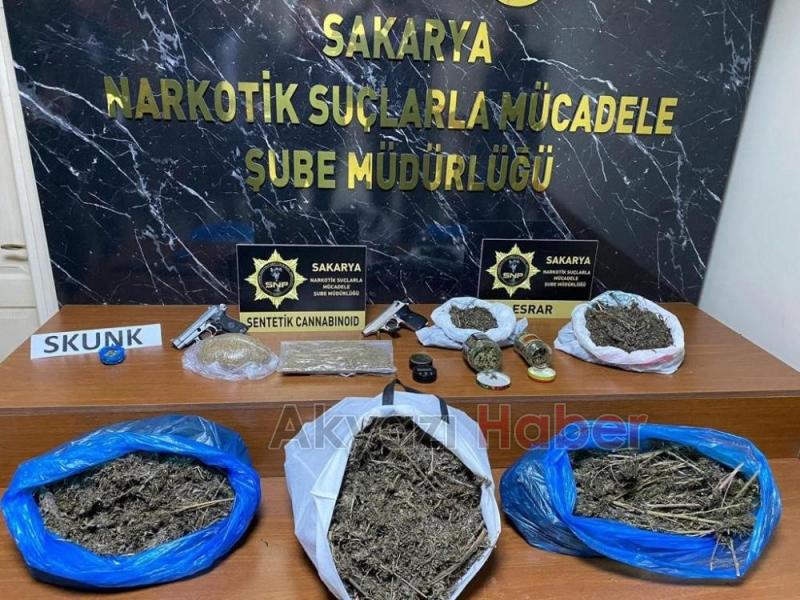 Yatak altından uyuşturucu çıktı