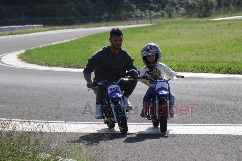 Motosikleti çalınan çocuğu Kenan'dan motosiklet hediyesi