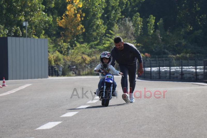 Motosikleti çalınan çocuğu Kenan'dan motosiklet hediyesi