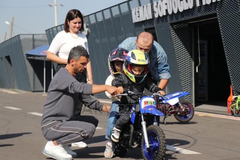 Motosikleti çalınan çocuğu Kenan'dan motosiklet hediyesi