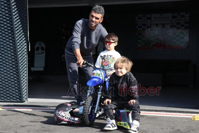 Motosikleti çalınan çocuğu Kenan'dan motosiklet hediyesi