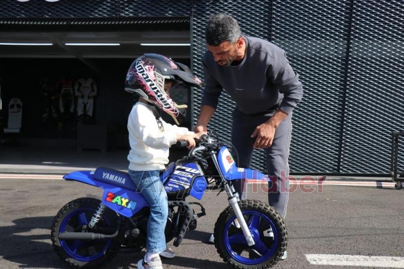 Motosikleti çalınan çocuğu Kenan'dan motosiklet hediyesi