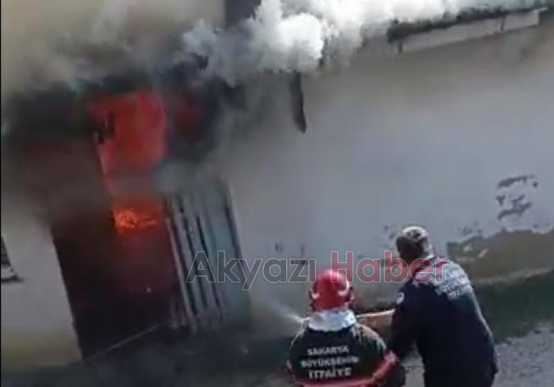 Akyazı'da samanlık ve ev alevlere teslim oldu
