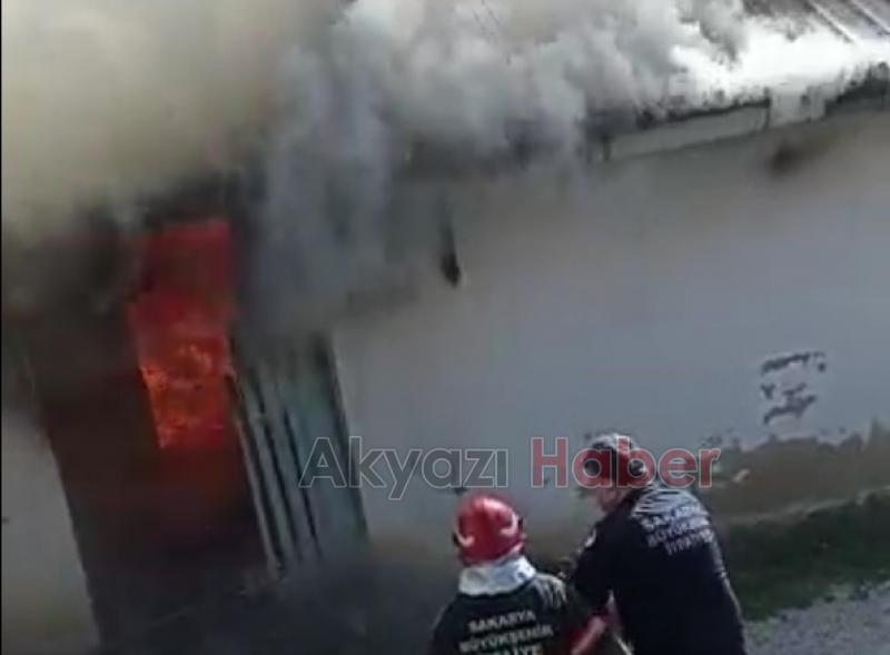 Akyazı'da samanlık ve ev alevlere teslim oldu