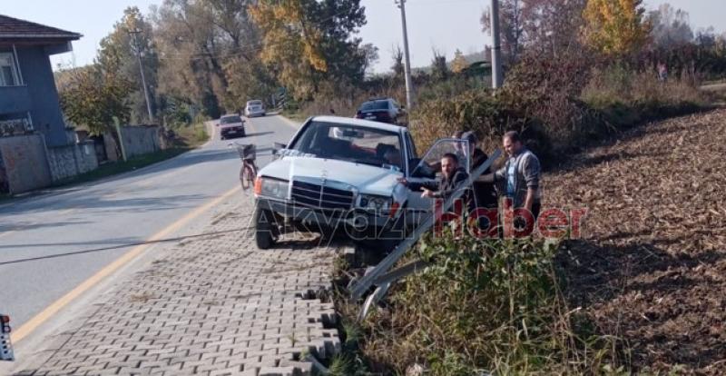 Akyazı'da otomobil tarlaya uçtu