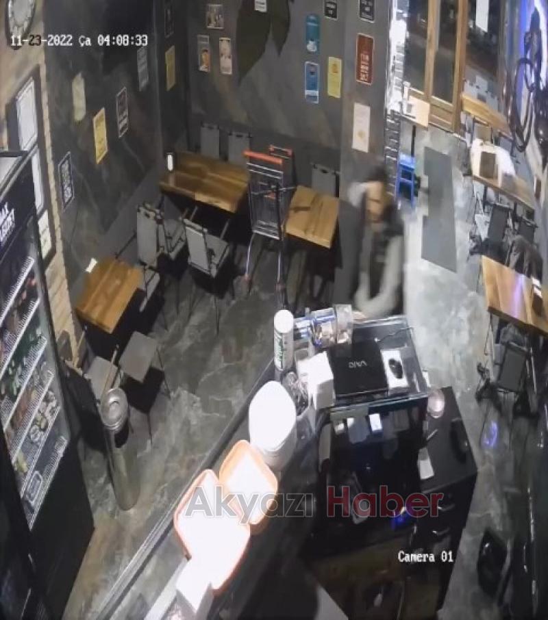 Sakarya'da deprem anı güvenlik kamerasına yansıdı