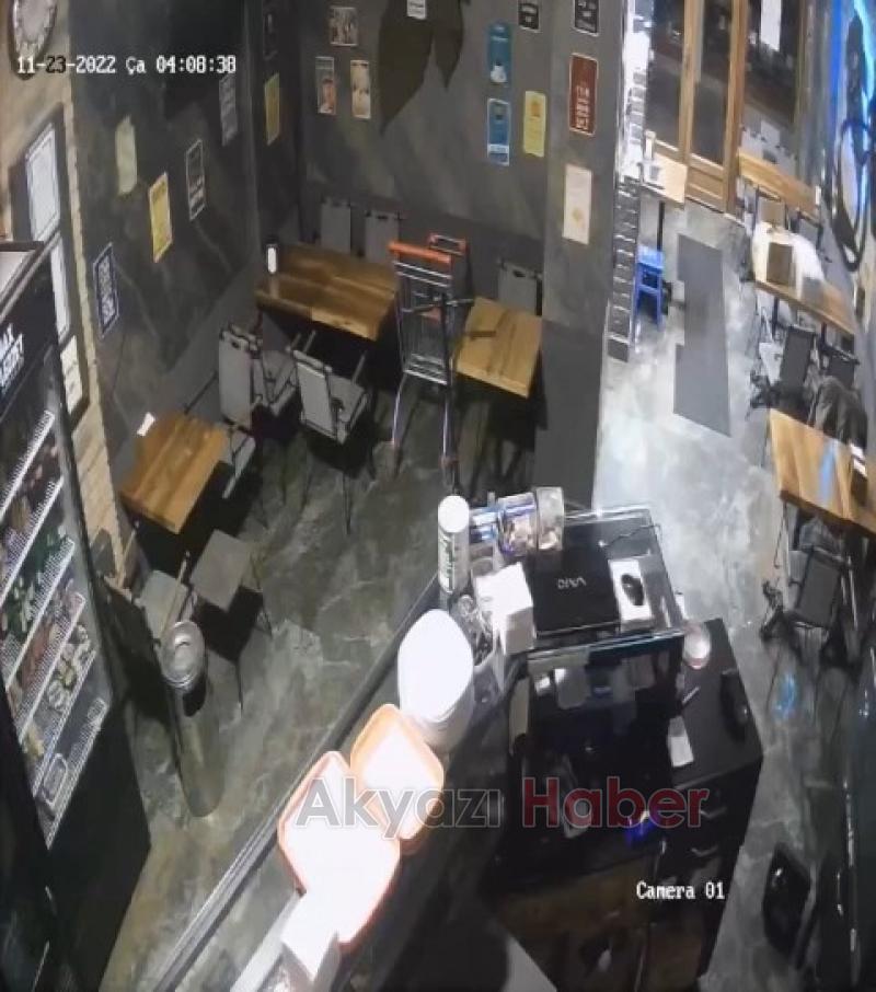 Sakarya'da deprem anı güvenlik kamerasına yansıdı