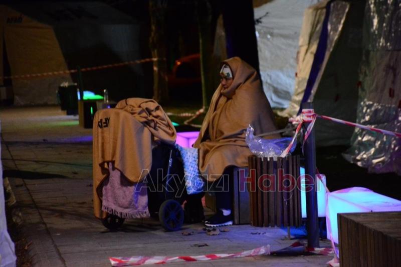 Depremin üstünden 24 saat geçti, korkusu hala sürüyor