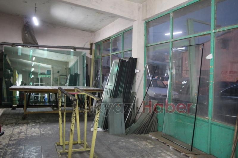 Dükkanındaki birçok cam tuzla buz oldu