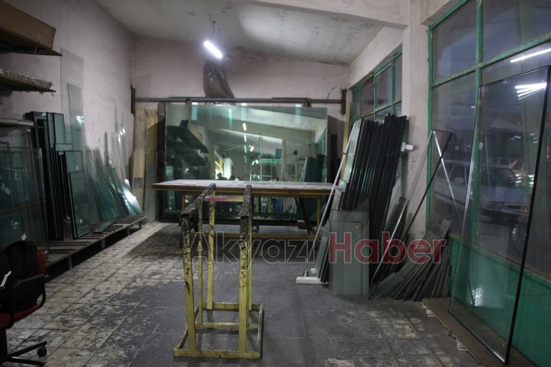 Dükkanındaki birçok cam tuzla buz oldu