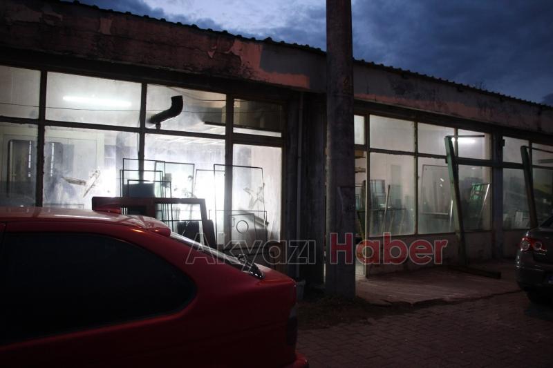 Dükkanındaki birçok cam tuzla buz oldu