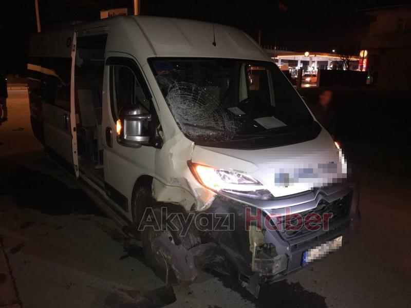 Servis aracı ile çarpışan motosikletli kurye ağır yaralı