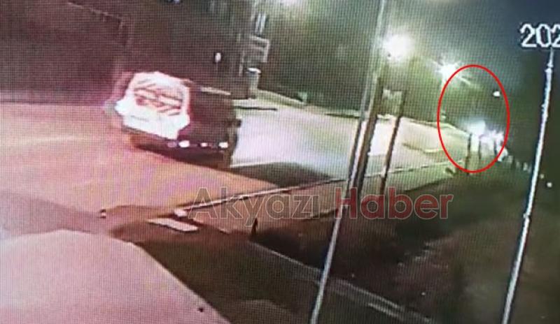 Servis aracının kurye'ye çarptığı görüntü kamerada