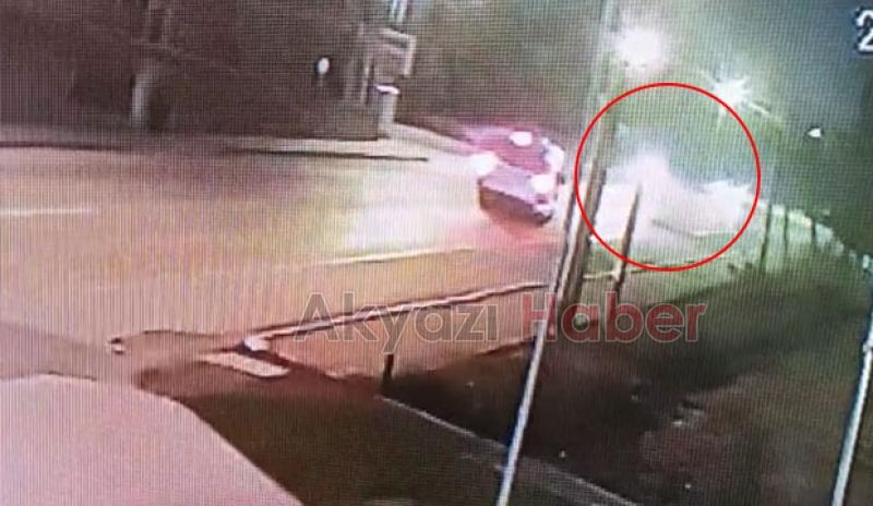 Servis aracının kurye'ye çarptığı görüntü kamerada