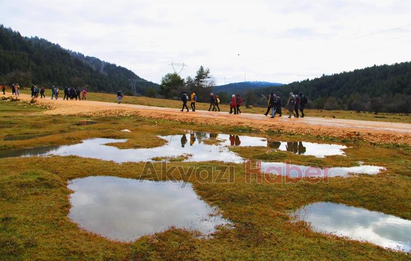 Doğaseverler karlar arasında yürüdü