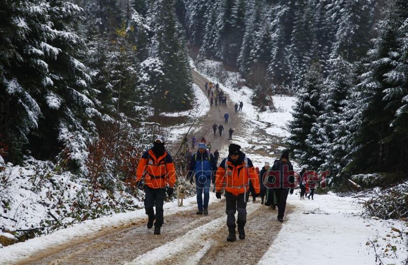 Doğaseverler karlar arasında yürüdü