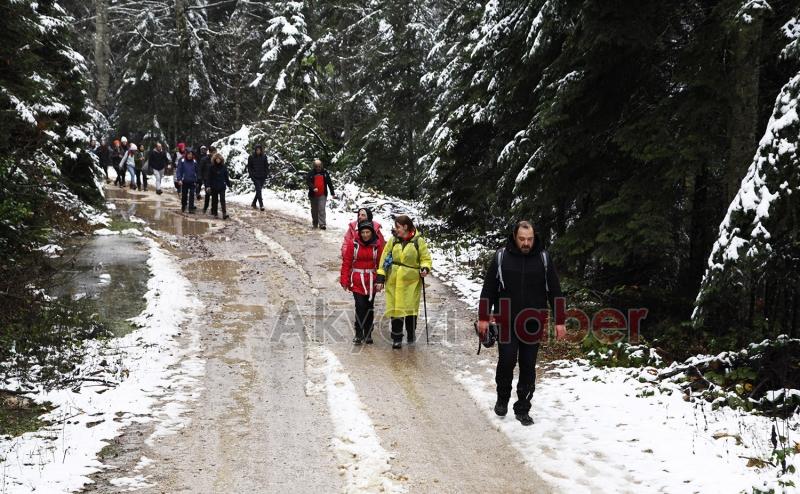 Doğaseverler karlar arasında yürüdü