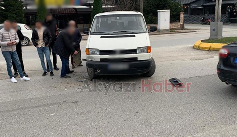 Akyazı'da maddi hasarlı trafik kazası