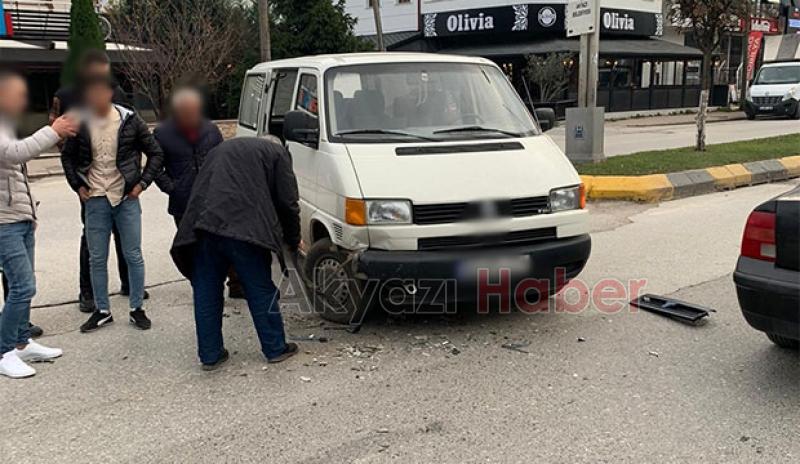 Akyazı'da maddi hasarlı trafik kazası