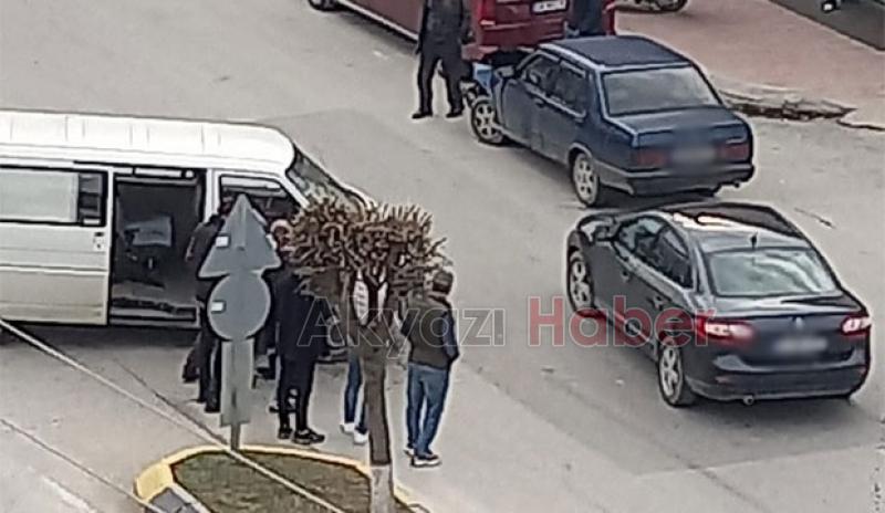 Akyazı'da maddi hasarlı trafik kazası