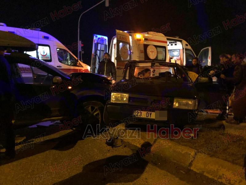 Akyazı'daki ölüm kavşağında kaza: 3 yaralı