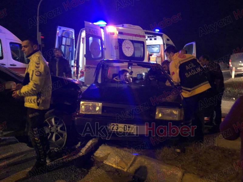 Akyazı'daki ölüm kavşağında kaza: 3 yaralı