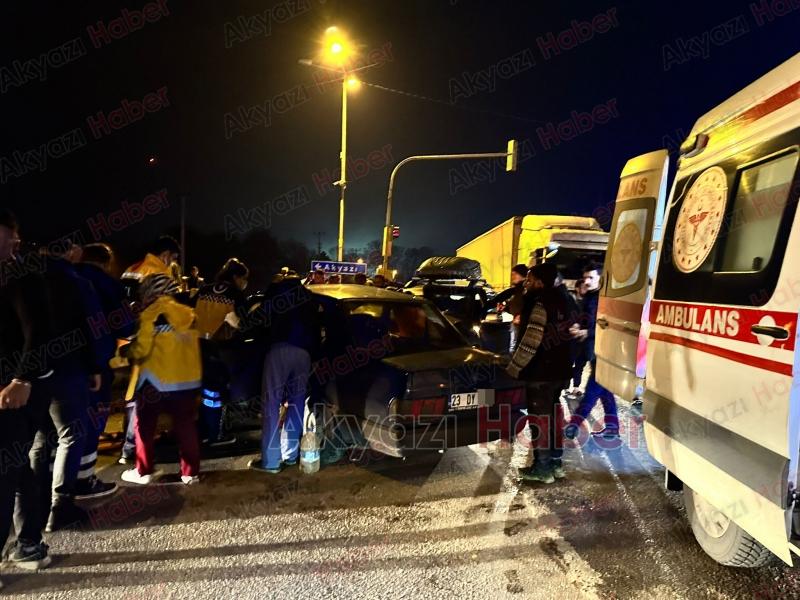 Akyazı'daki ölüm kavşağında kaza: 3 yaralı