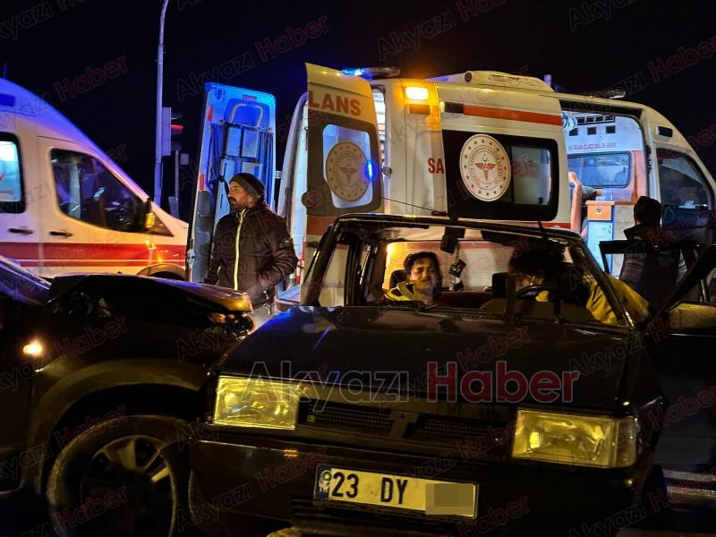 Akyazı'daki ölüm kavşağında kaza: 3 yaralı