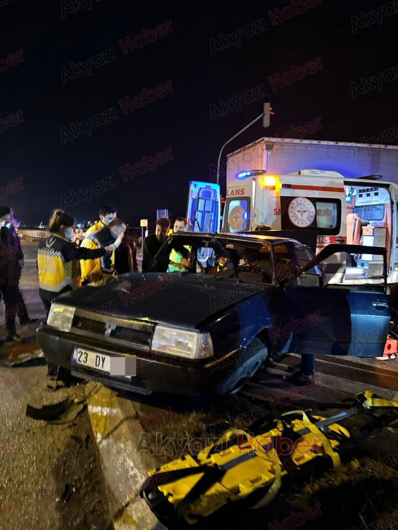 Akyazı'daki ölüm kavşağında kaza: 3 yaralı