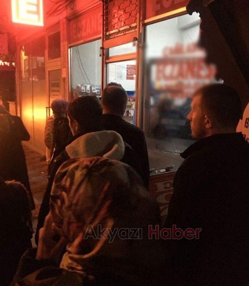 Nöbetçi eczanede ilaç kuyruğu