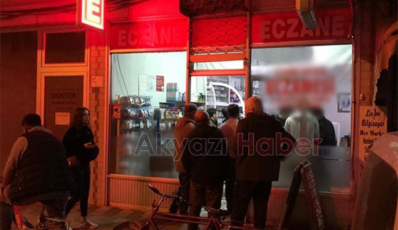 Nöbetçi eczanede ilaç kuyruğu
