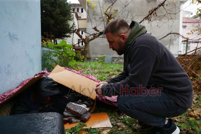 Soğuk kış gününde sokaktaki kimsesizlerin ailesi Büyükşehir