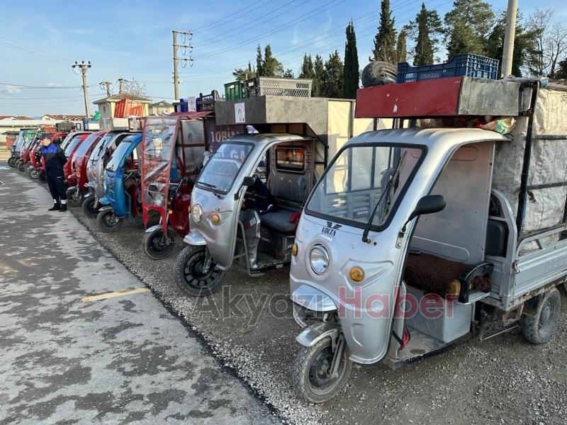 Akyazı’da atık toplayıcılar kimliklendi