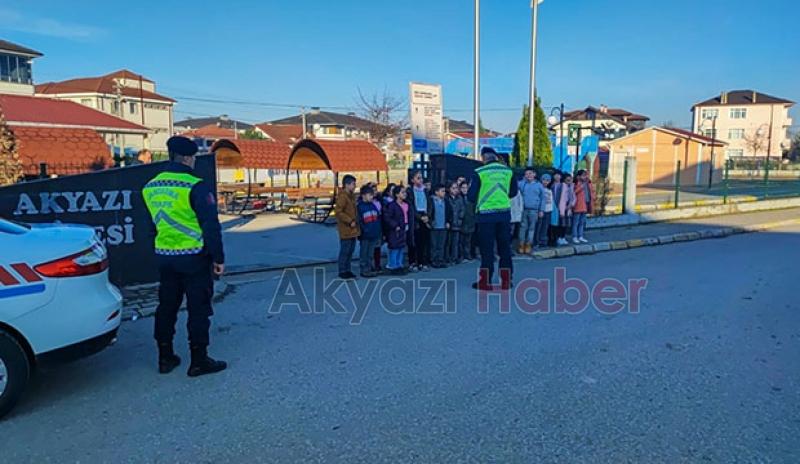 Akyazı'da jandarmadan öğrencilere trafik eğitimi